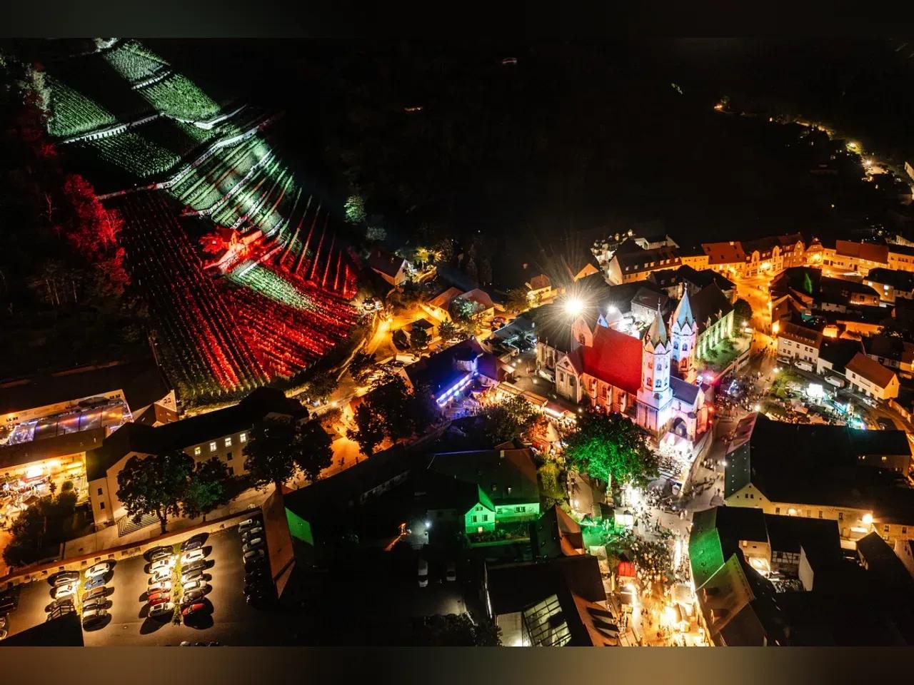 Freyburg zum Winzerfest 2023 im besonderen Licht. Am Samstagabend wurde die Innenstadt Freyburgs anstatt mit einem Höhenfeuerwerk farblich beleuchtet. Der ein oder andere beobachtete das von den Anhöhen über Freyburg, während andere durch die beleuchteten Fassaden der Stadt liefen.