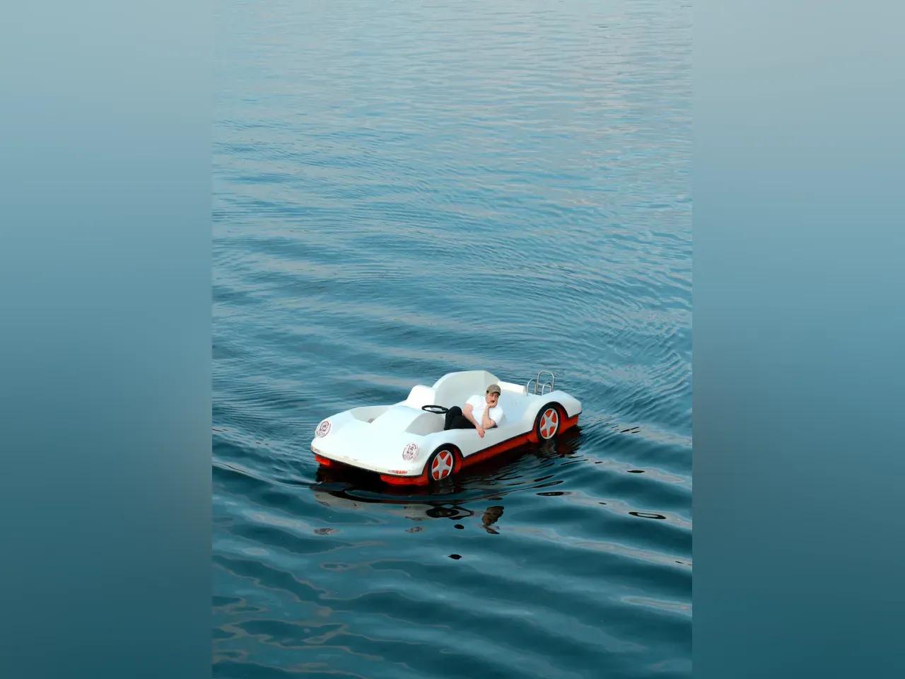 Fred Costea in einem Tretboot auf einem See