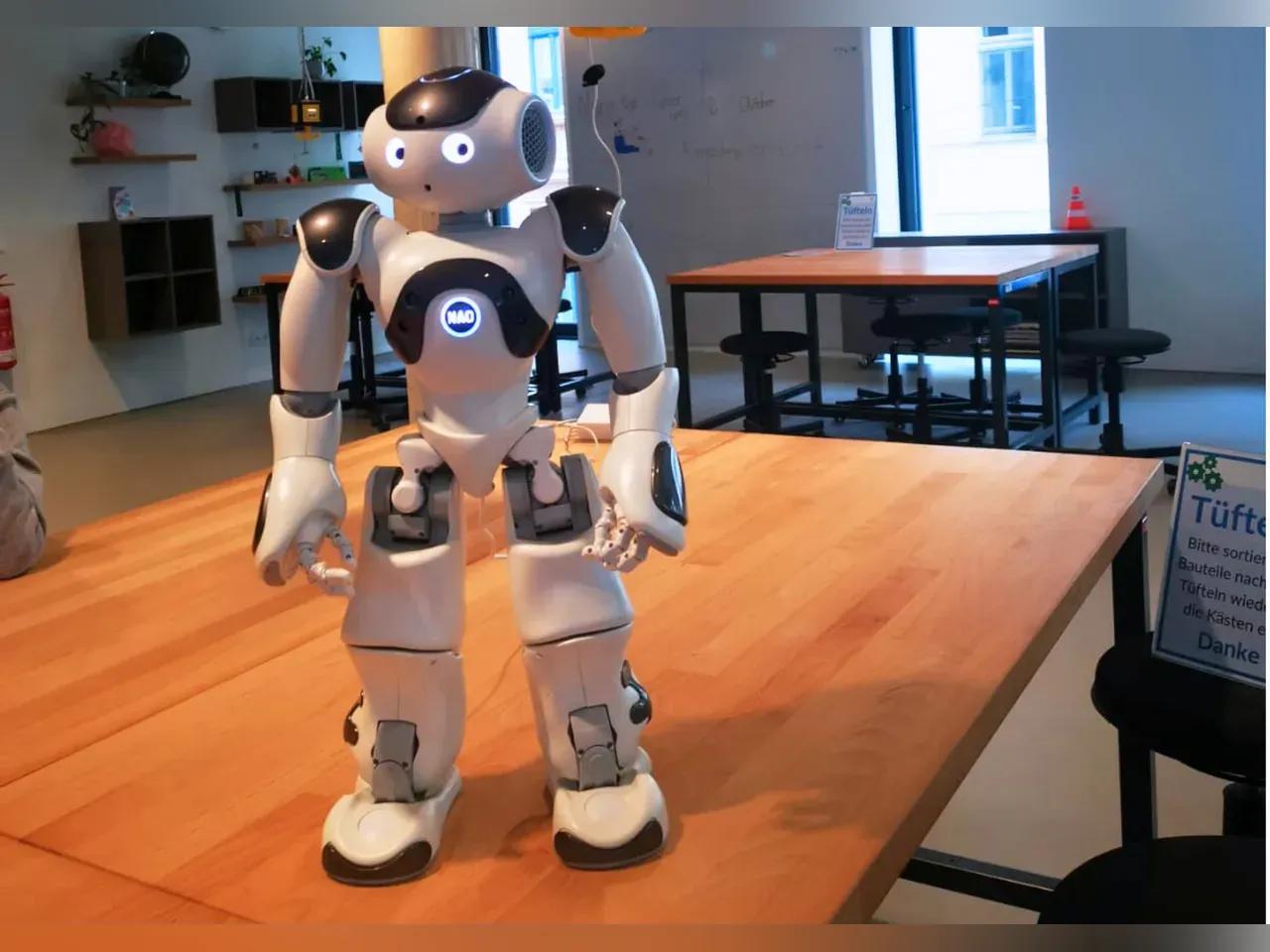 NAO Roboter steht auf einem Tisch in der Werkstatt der EAB