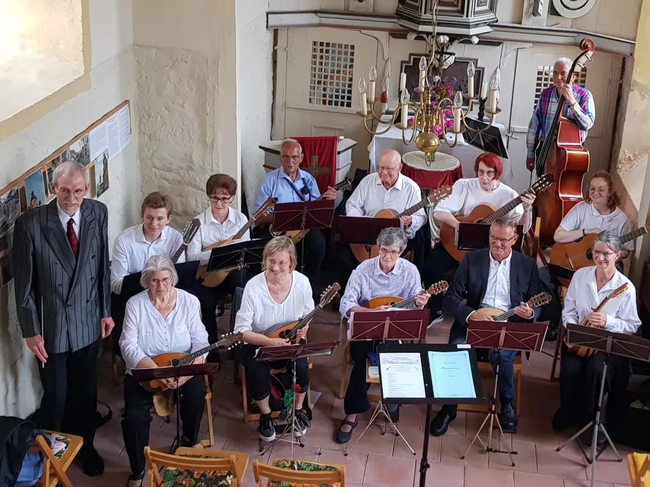 Die Musiker:innen des Mandolinen- und Gitarrenensembles Lautengilde Jena  bei einem Konzert