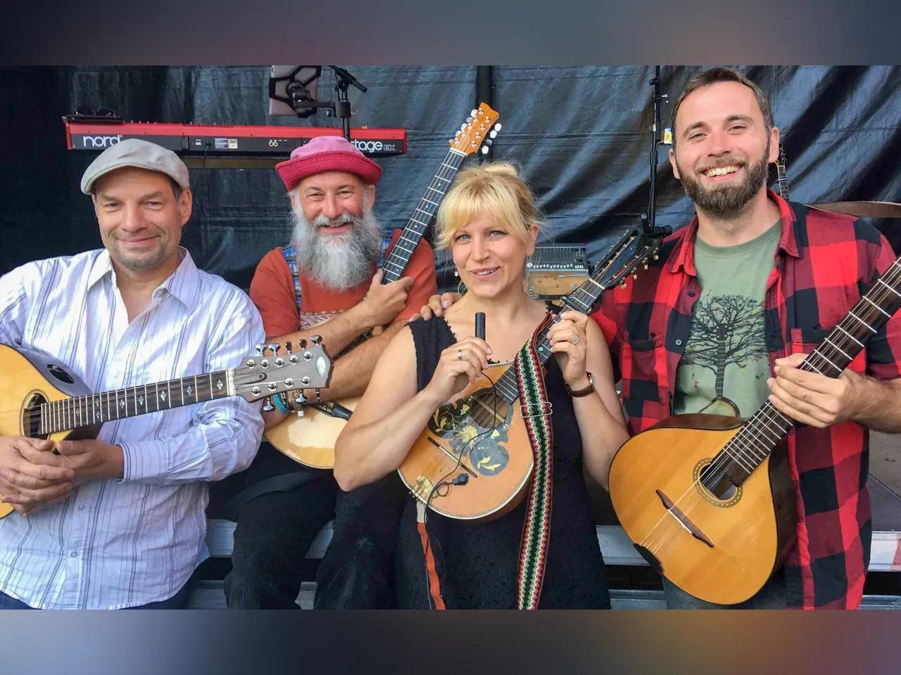 Die vier Musiker:innen von HüSCH! mit ihren Instrumenten