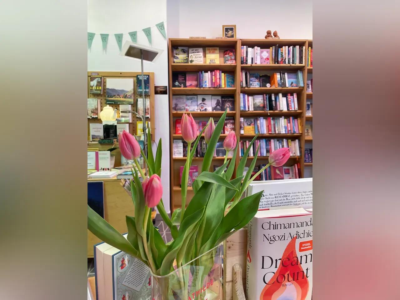 Blick in den dekorierten Buchladen mit einer Vase Tulpen