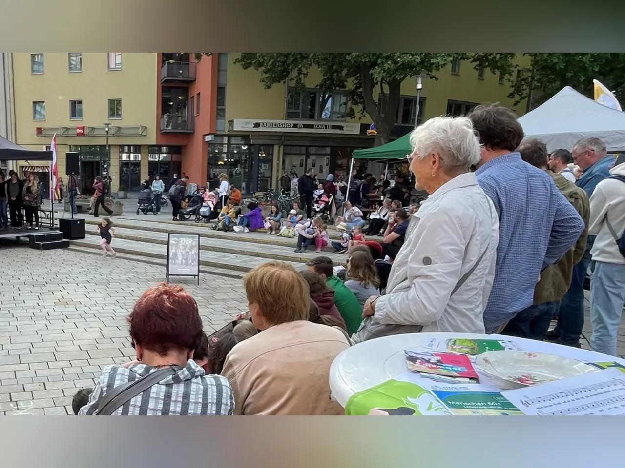 Junge und alte Menschen bei einer Veranstaltung auf dem Holzmarkt in Jena