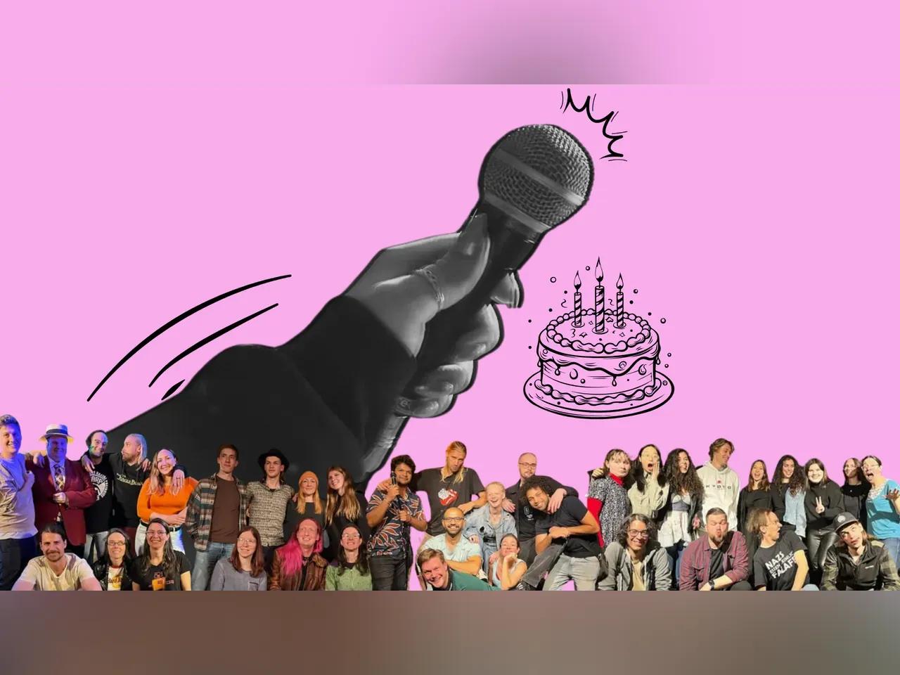 Ein Mikro wird von einer weiblichen Hand ins Bild gehalten, darunter sind viele verschiedene Menschen zu sehen, die für ein Foto posieren. Hintergrund rosa mit Geburtstagstorte.