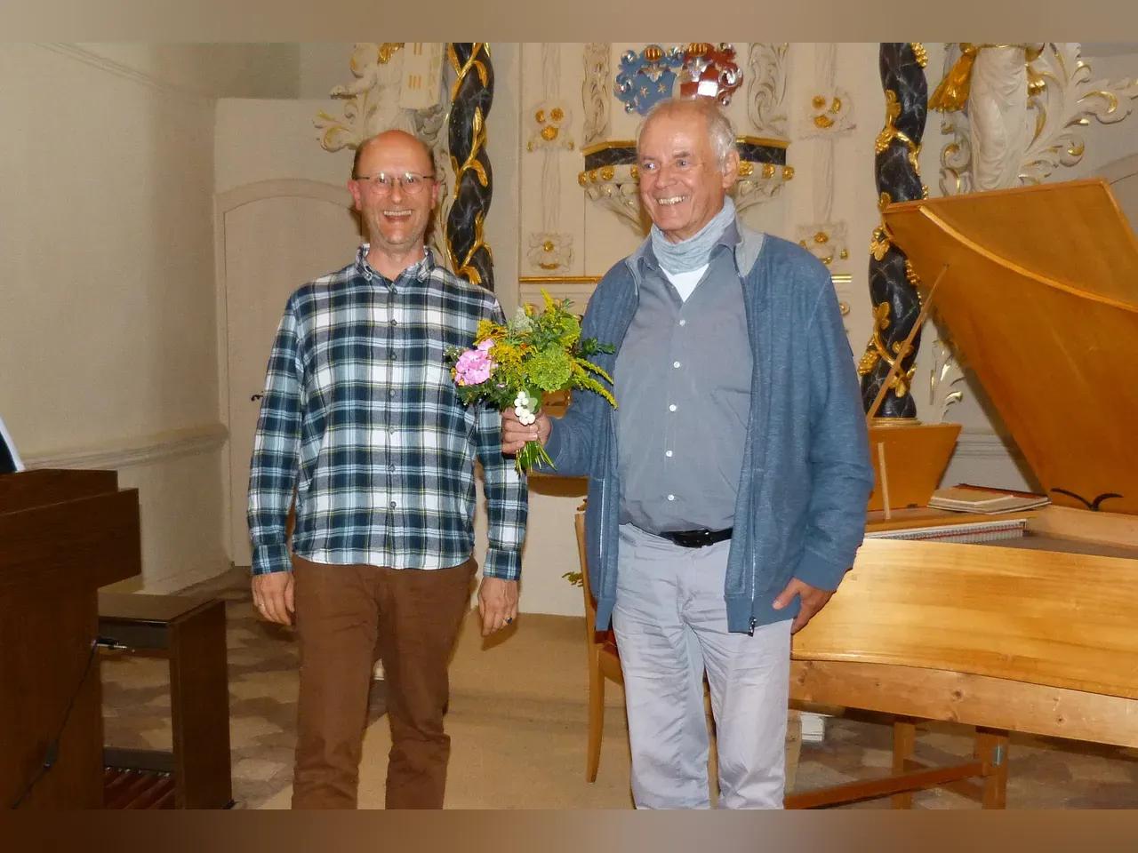 Blumenübergabe in einer Kirche nach einem Konzert