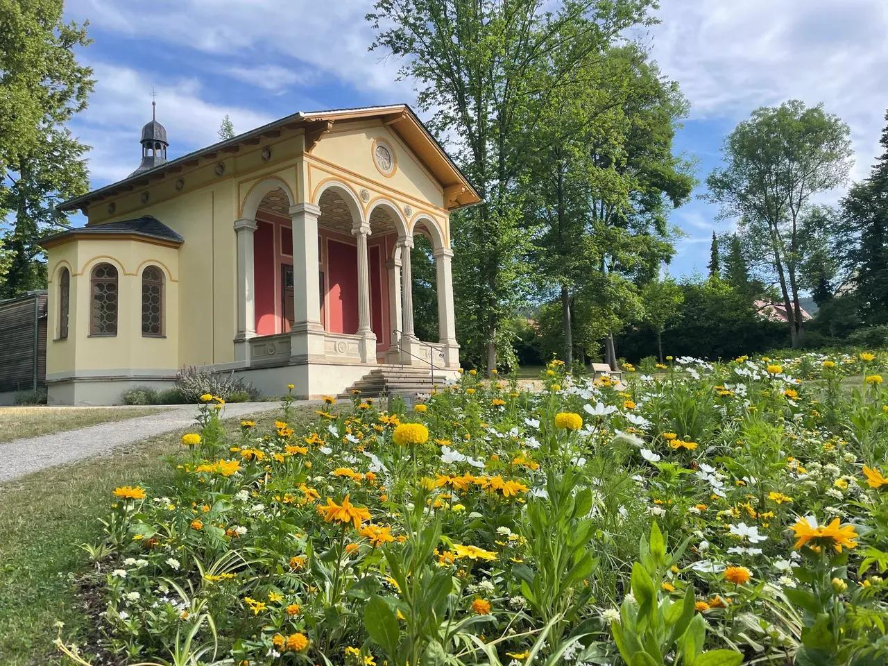 Ein altrömischer Pavillon in einem schönen Blumenpark.