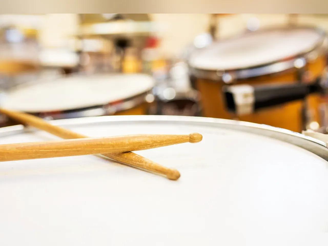 Ausschnitt aus einem Schlagzeugunterrichtsraum an der Musik- und Kunstschule Jena mit einem Schlagzeug und Sticks 