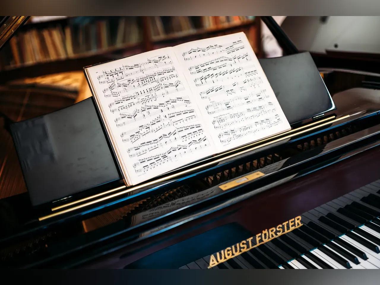 Ausschnitt eines Klavierflügels in einem Unterrichtsraum der Musik- und Kunstschule Jena