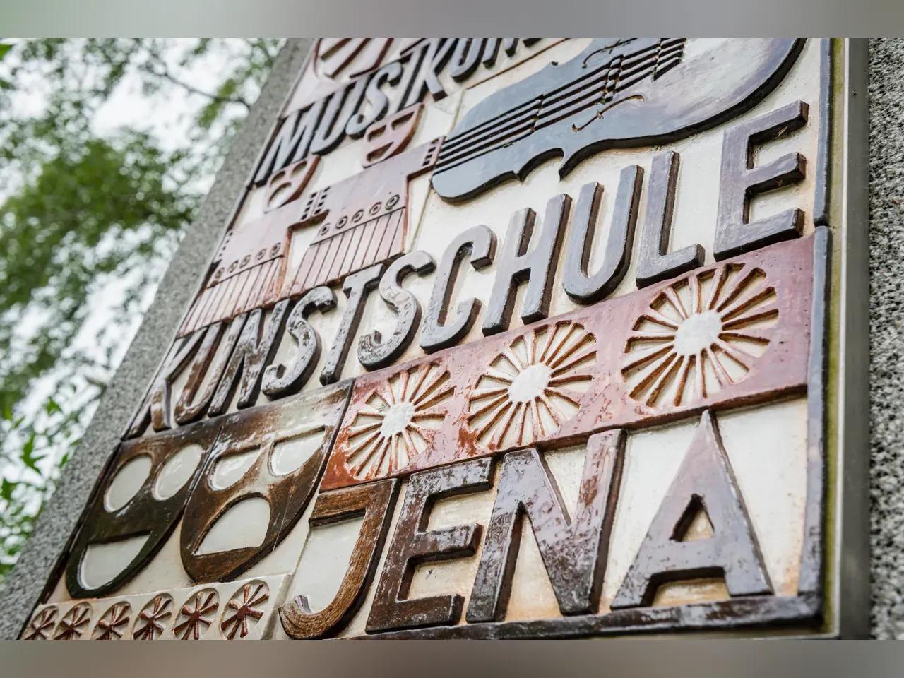 Eingangsschild aus Keramik von der Musik- und Kunstschule Jena