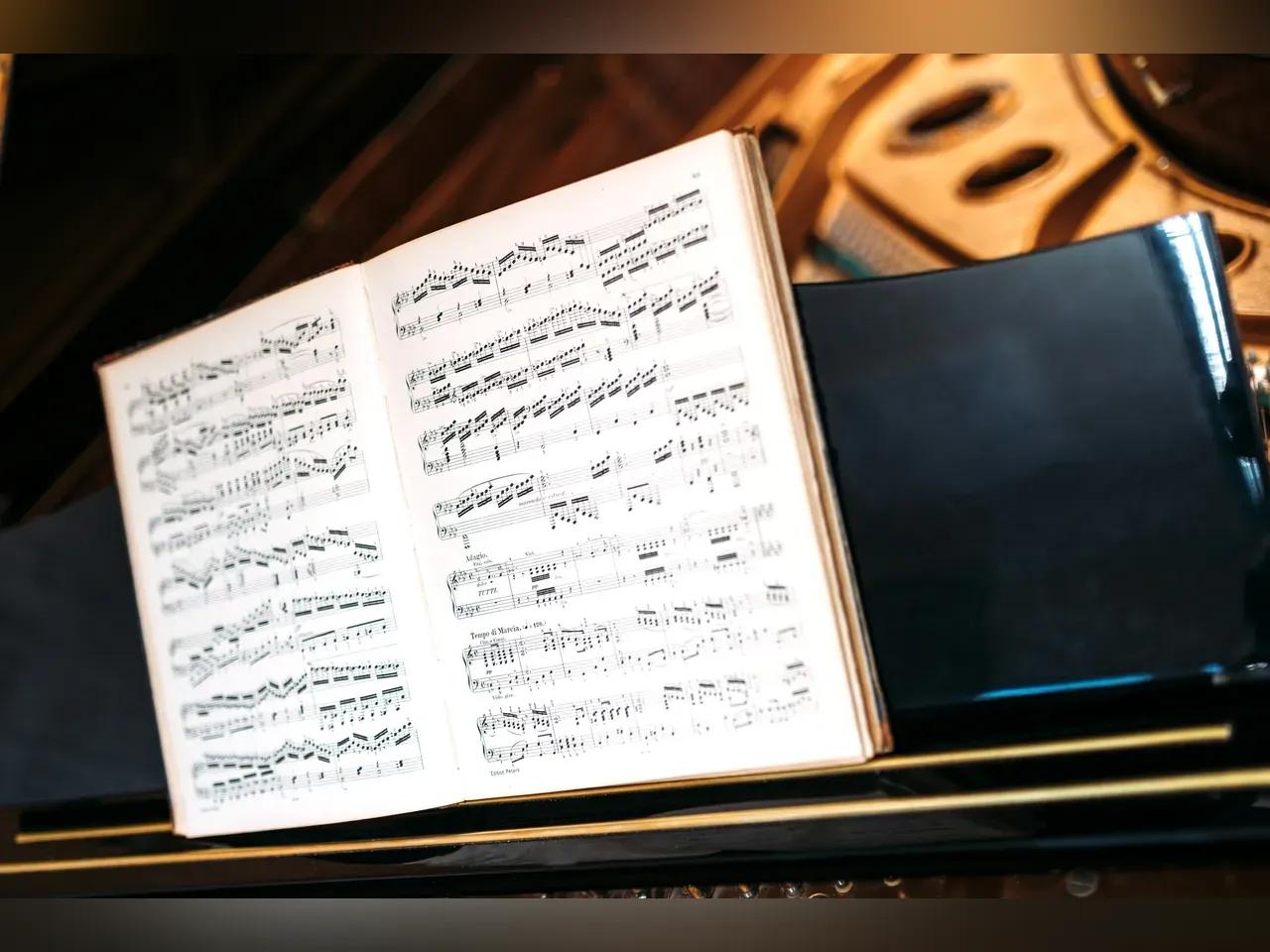 Noten auf einem Klavierflügel