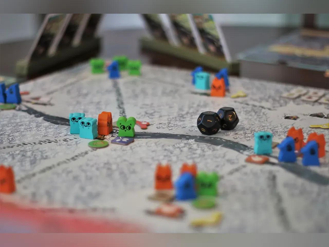 Brettspiel mit bunten Tierfiguren, Würfeln und Spielchips