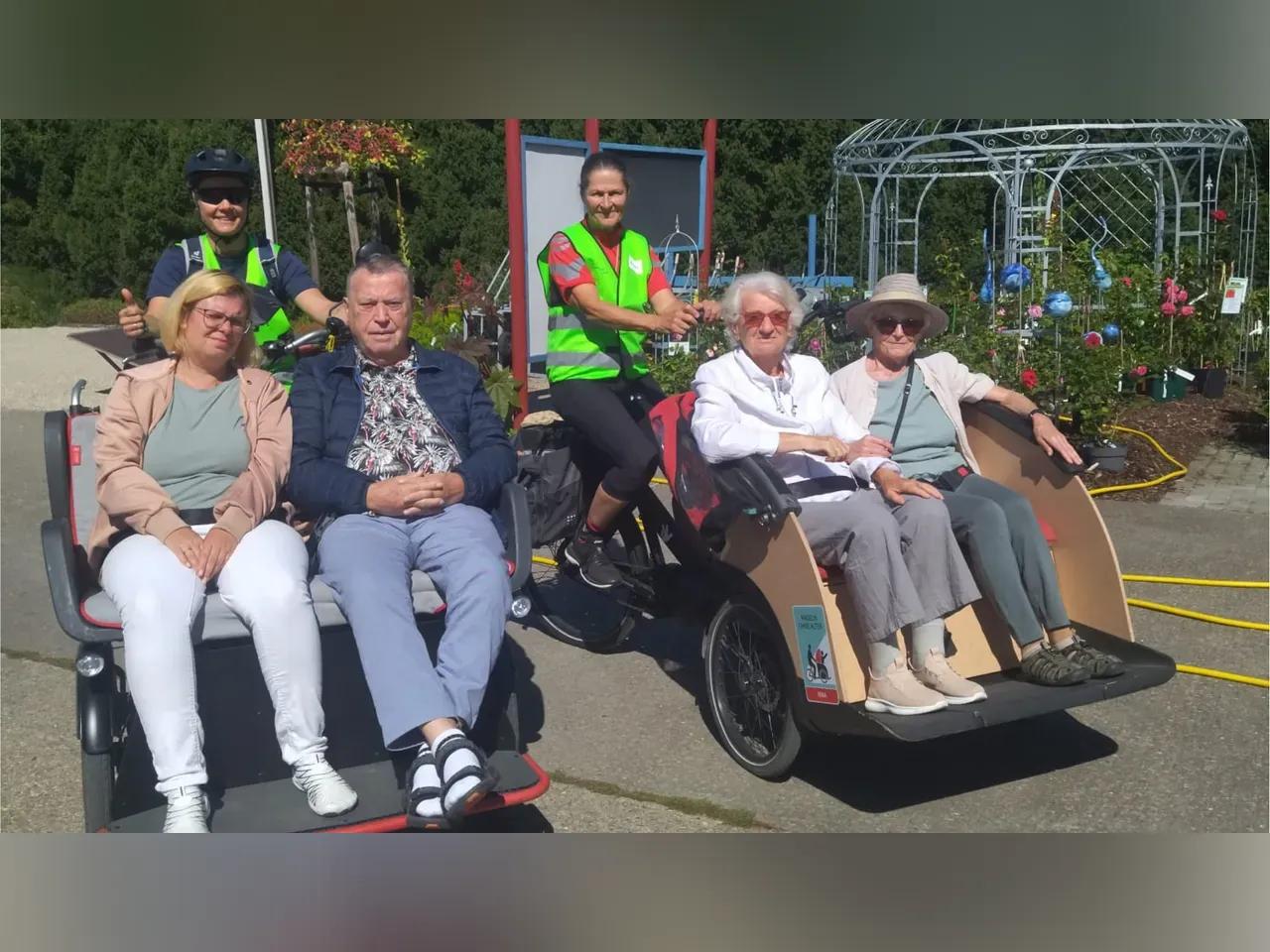 Menschen mit zwei Rikschas 