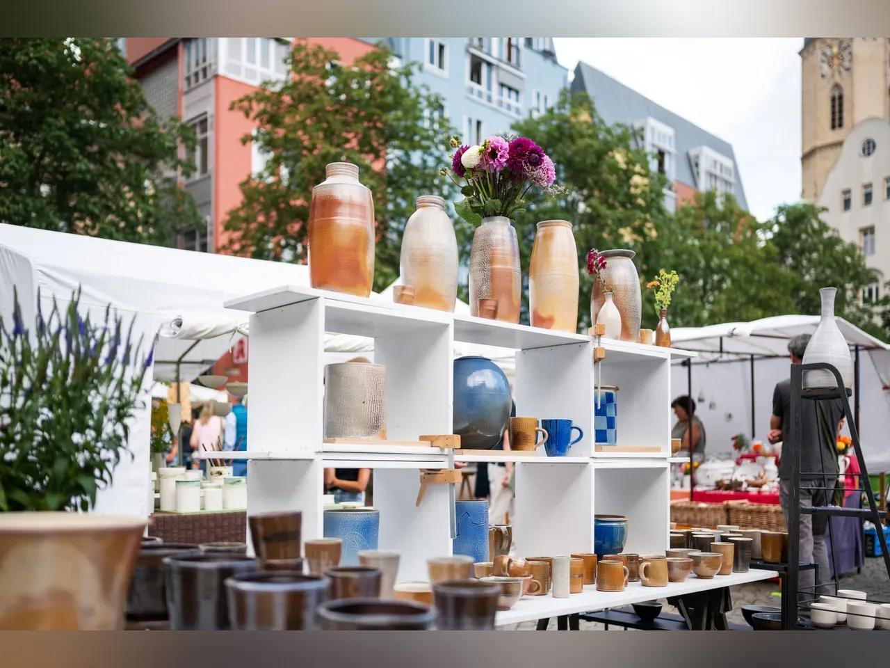 Stand auf dem Jenaer Marktplatz mit verschiedener Töpferware