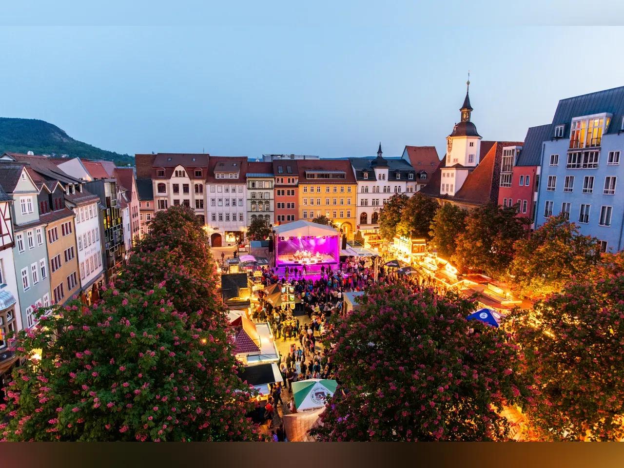 Blick auf den Marktplatz mit Bühne und Verkaufsständen zum Jenaer Frühlingsmarkt