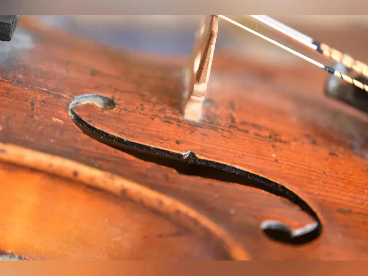 Verzierung auf einer Violine in der Nahaufnahme<br>