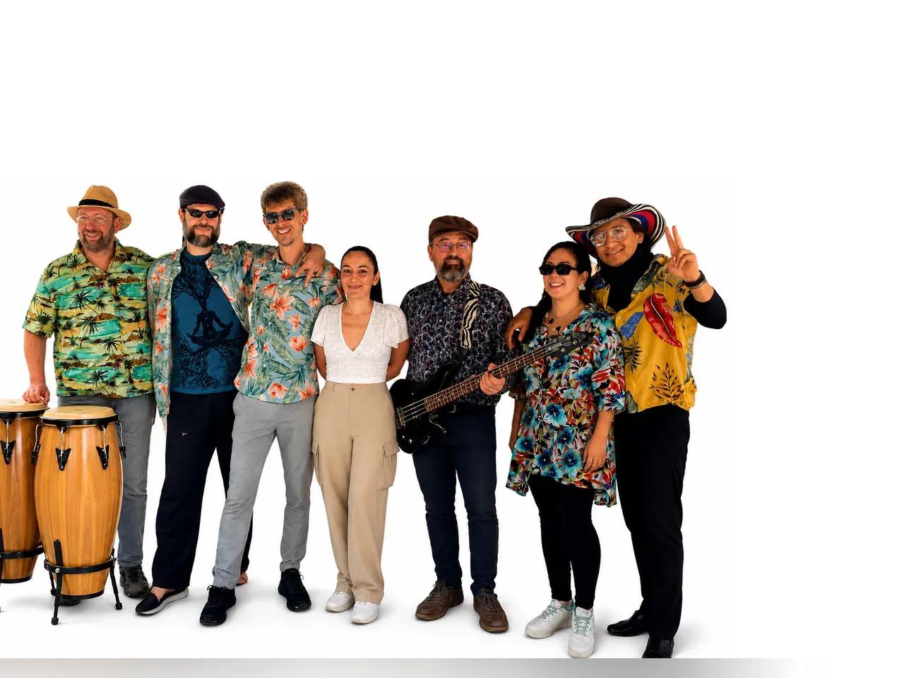 Gruppenfoto der Band vor weißem Hintergrund