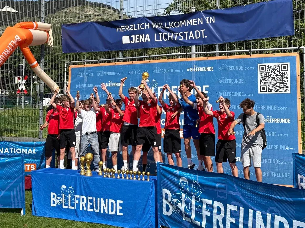 Junge Sportler mit einem Pokal