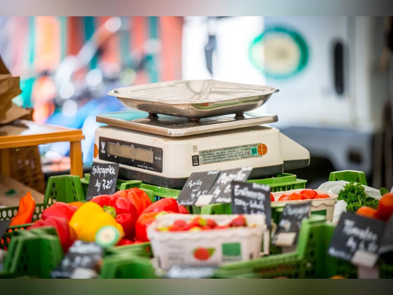 Marktstand mit Obst und Gemüse