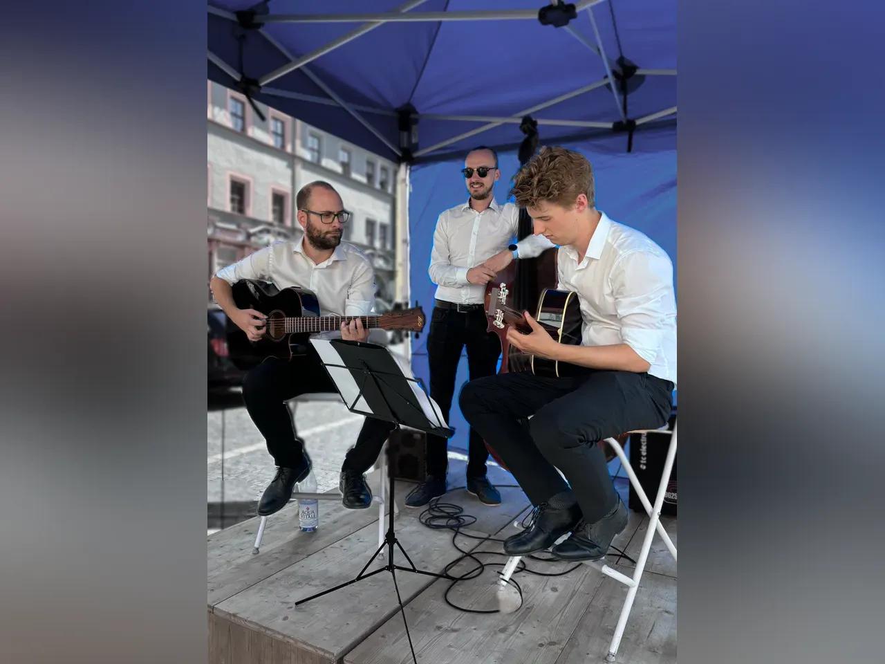 Drei Musiker der Band The Swing States auf einer kleinen Bühne
