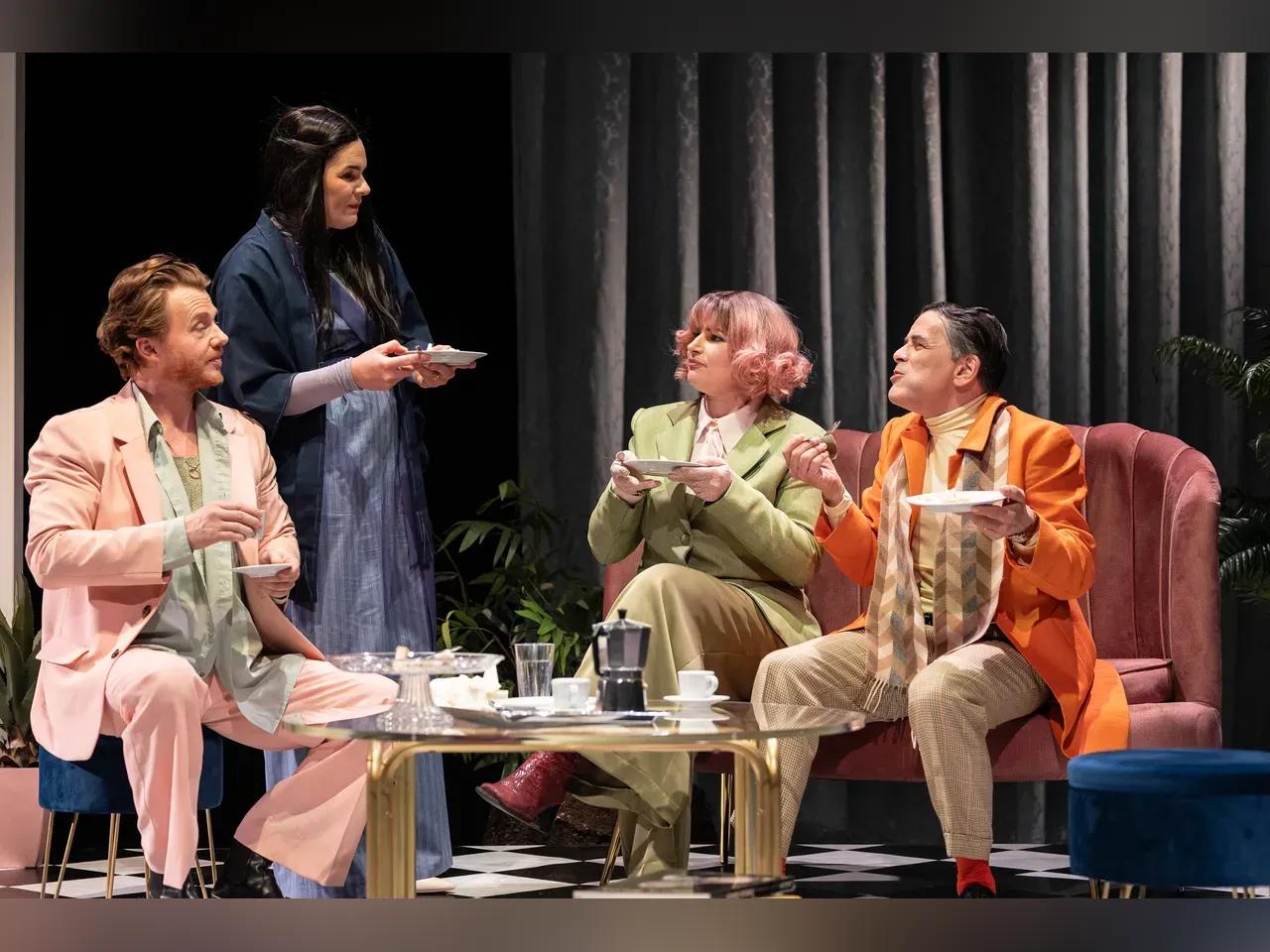 „Der_Gott_des_Gemetzels“_v._l._n._r._Thorsten_Dara_als_Michel__Ines_Buchmann_als_Véronique__Marie-Luis_Kießling_als_Anette_und_Manuel_Struffolino_als_Alain__Foto_Ronny_Ristok_