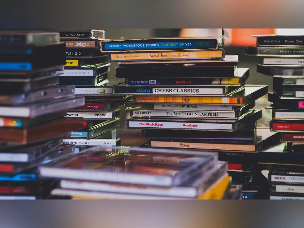 Mehrere Stapel von Musik-CDs.