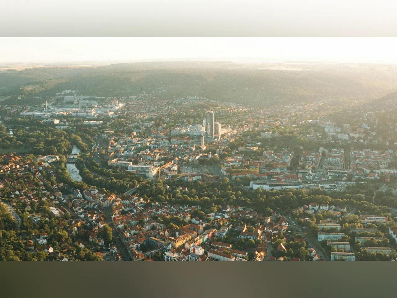 Jena aus der Ferne mit dem Jentower im Zentrum.