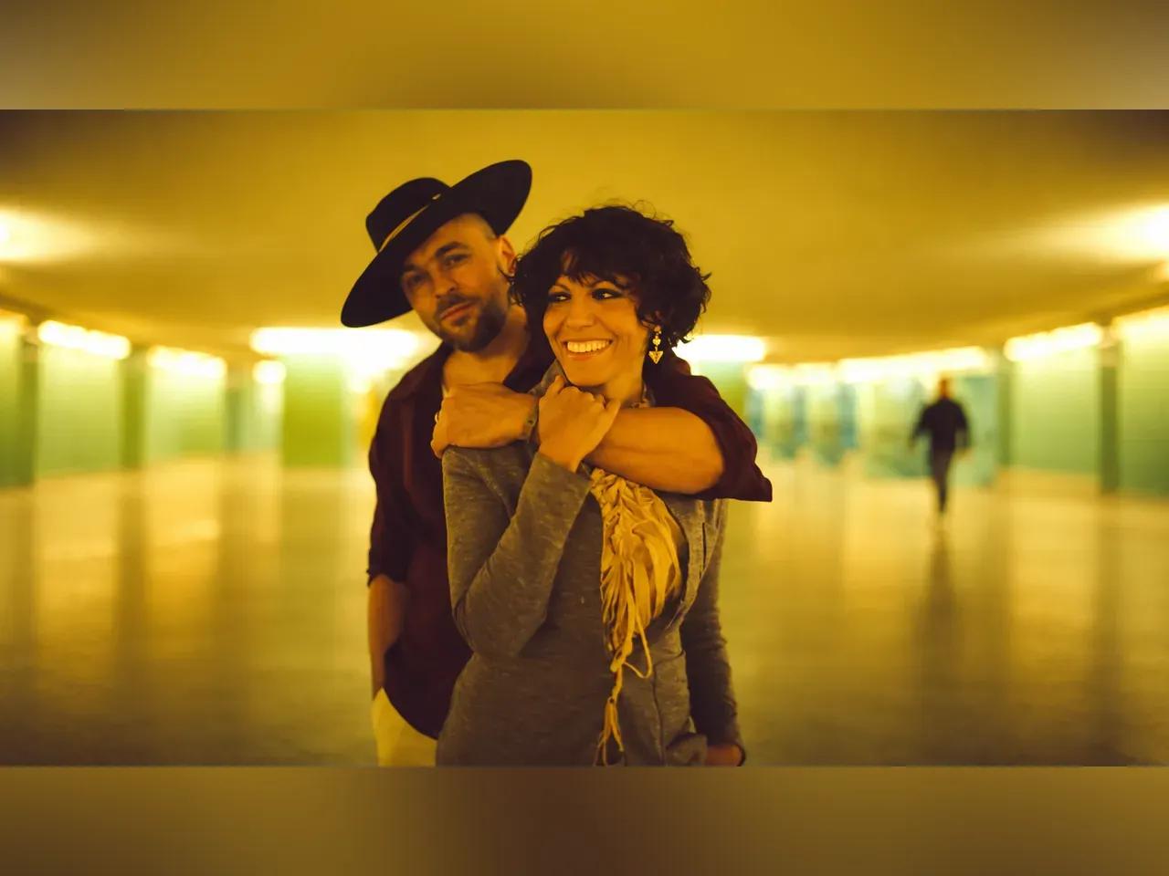 Max Mutzke und Marialy Pacheco in einem Raum mit gelbem Licht