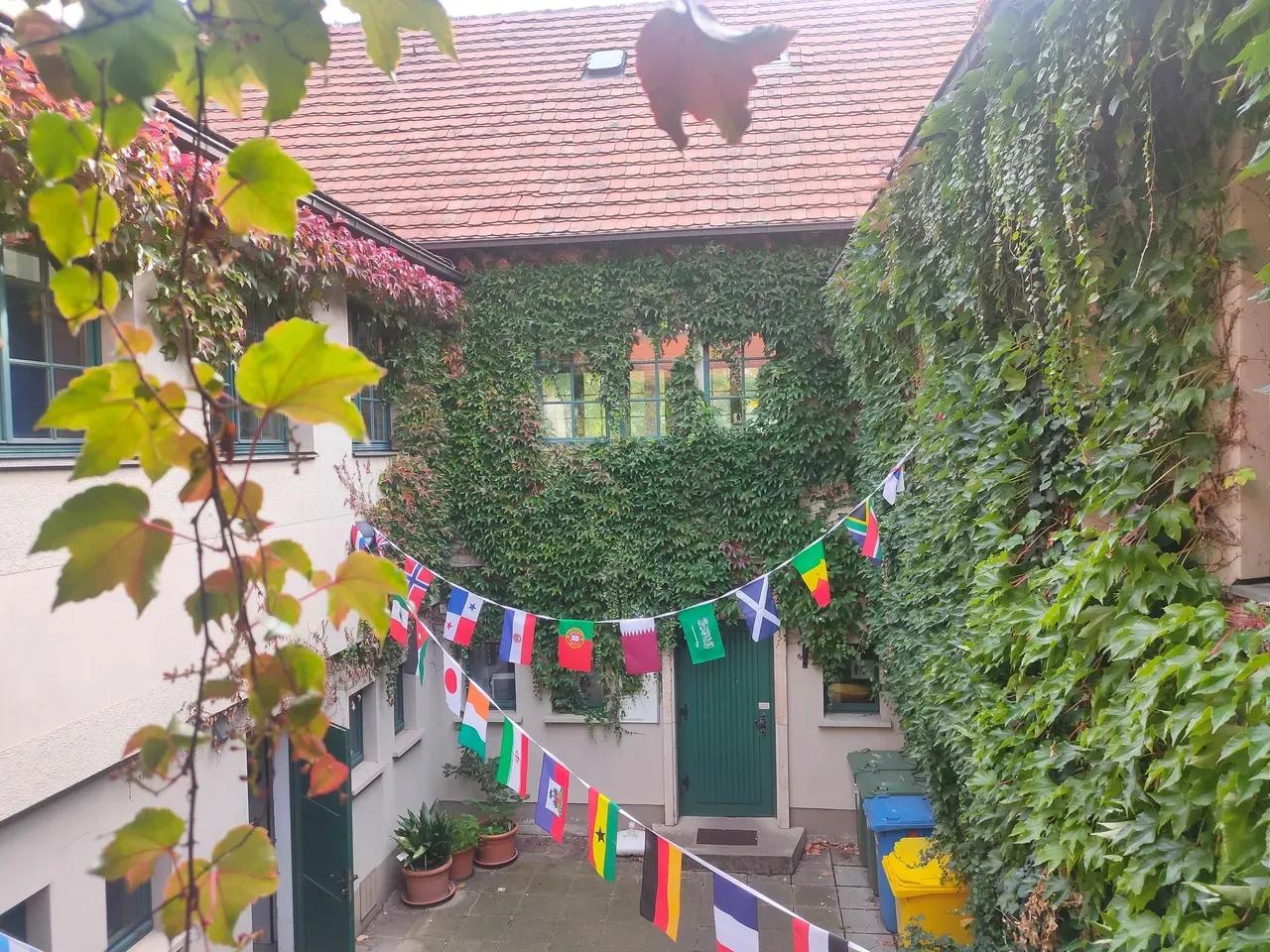 Blick in den mit Wimpeln geschmückten Innenhof des Haus auf der Mauer