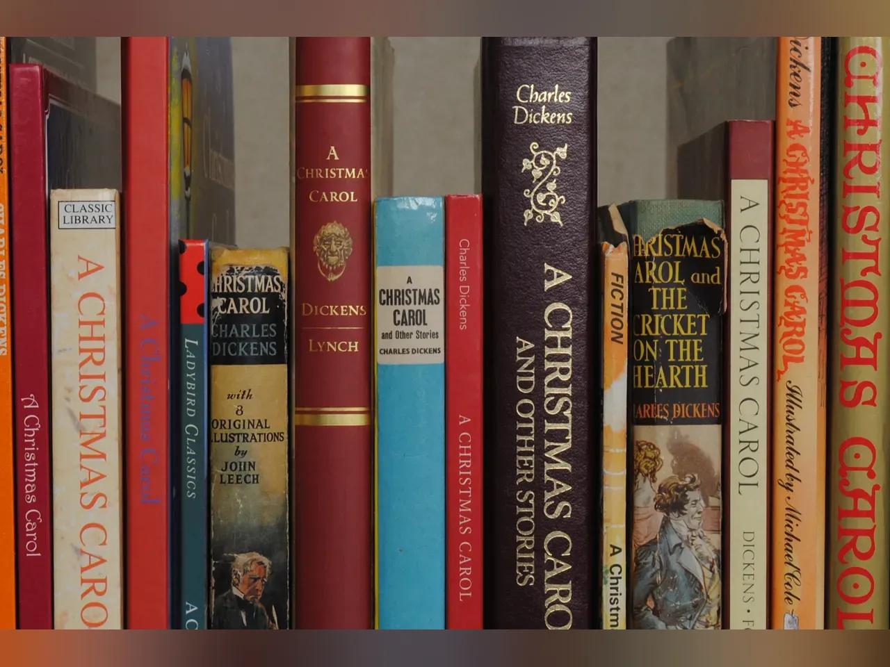 Regal voller Bücher von Charles Dickens<br>