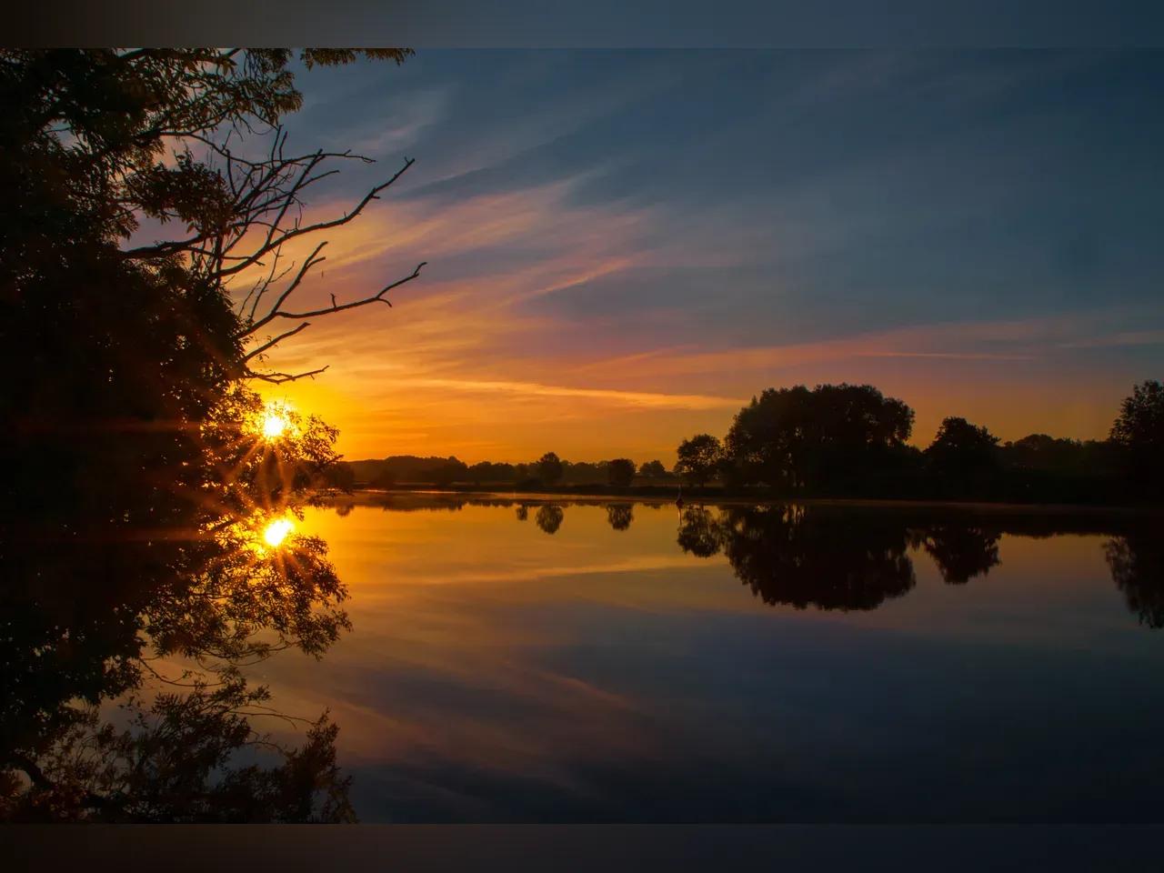 Sonnenuntergang über einem See