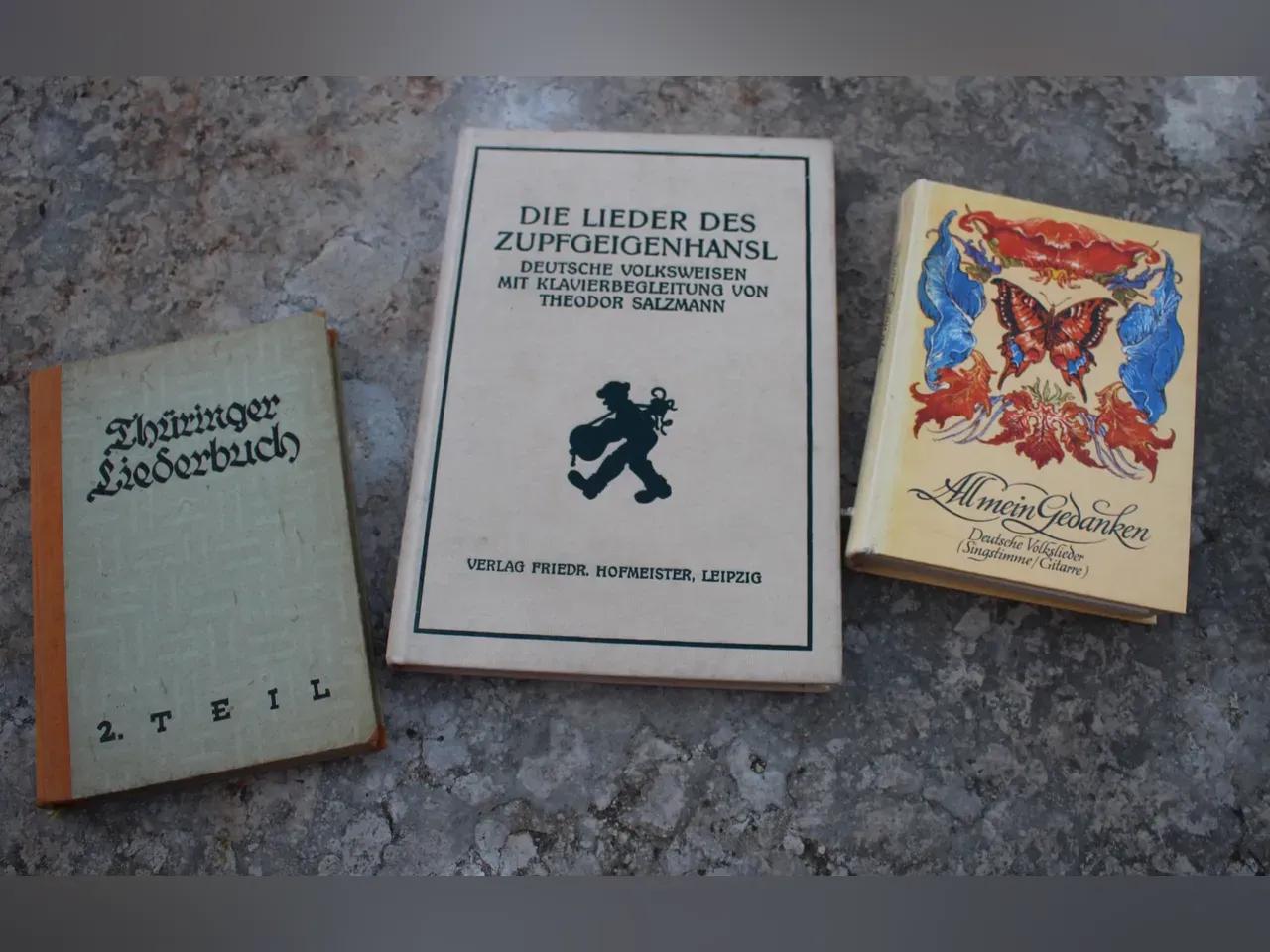 Notenbücher mit Volksliedern