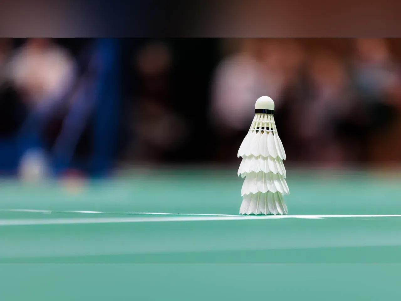 Mehrere Badminton-Bälle gestapelt auf einem Spielfeld