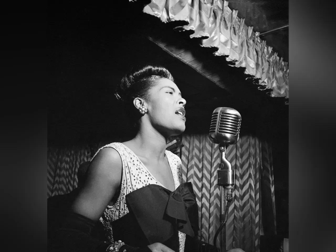 Schwarz-Weiß-Foto von Billie Holiday vor einem Mikrofon