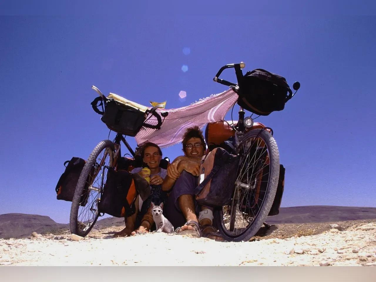 Barbara Vetter und Vincent Heiland in einer Wüstenlandschaft mit einem selbstgebastelten Sonnenschutz