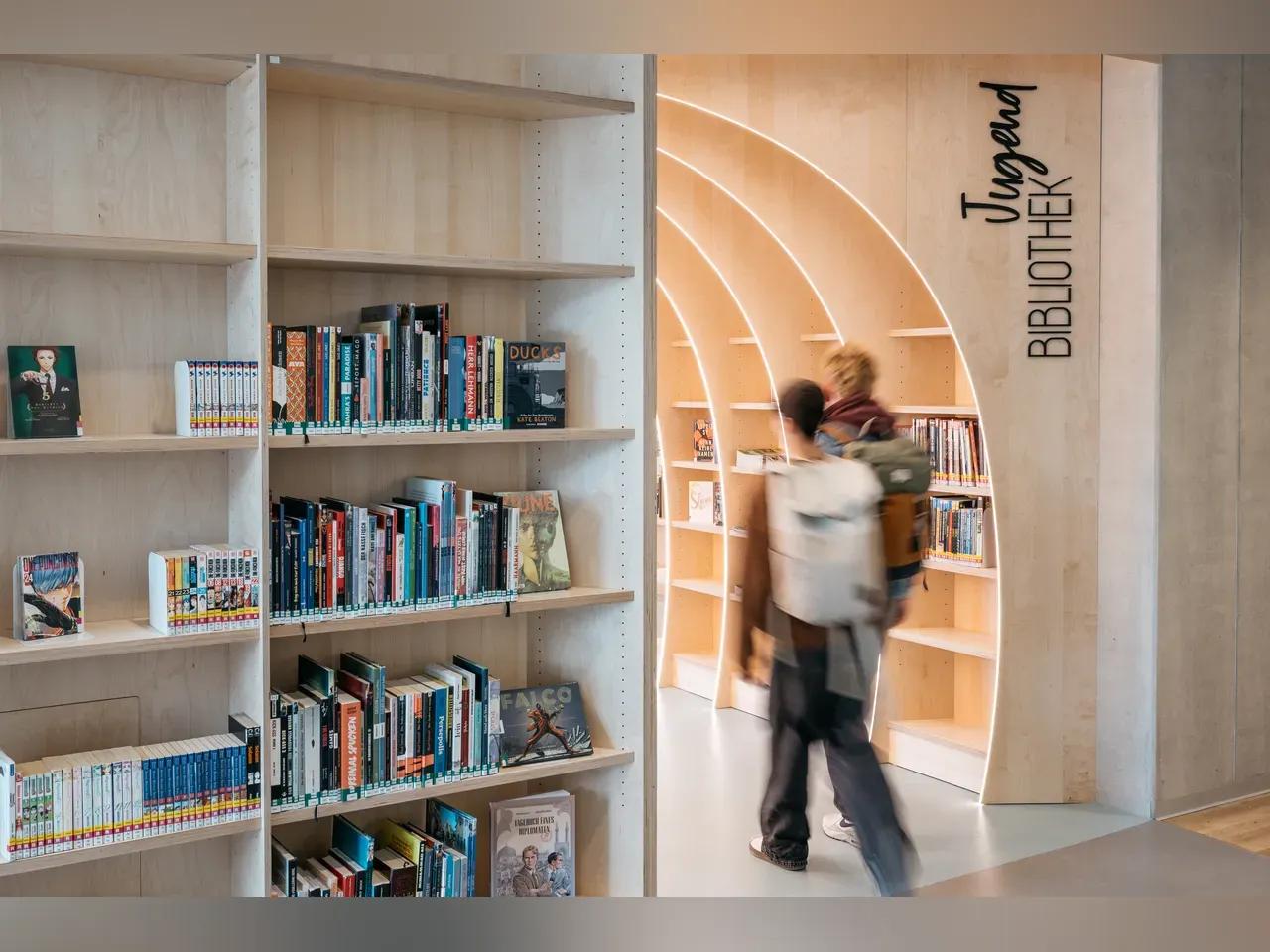 Zwei Jungs laufen in die Jugendbibliothek in der EAB