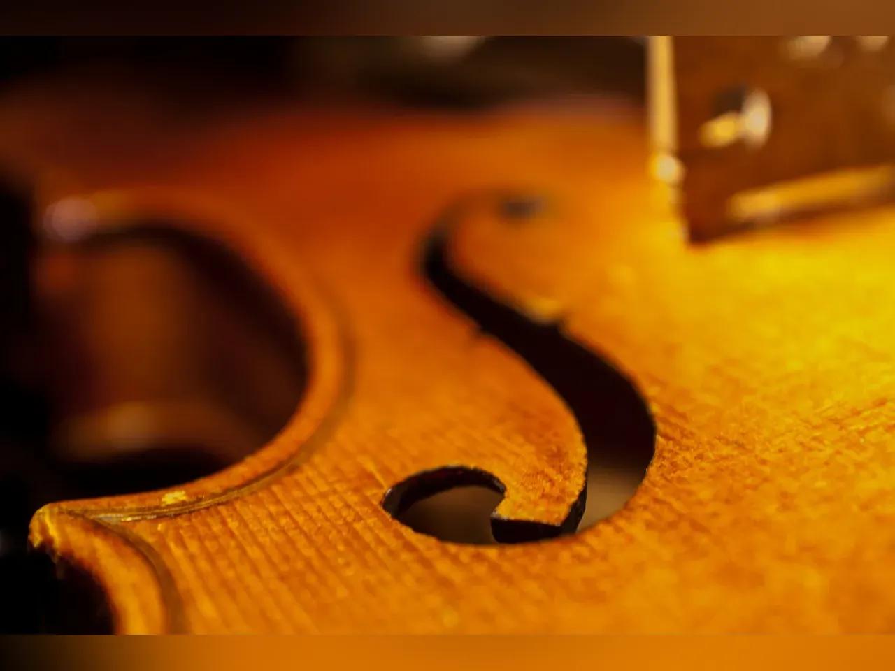 Verzierung einer Violine in der Nahaufnahme<br>
