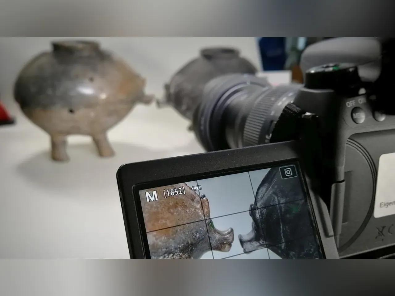 Blick durch ein Kameradisplay auf Keramik-Eber