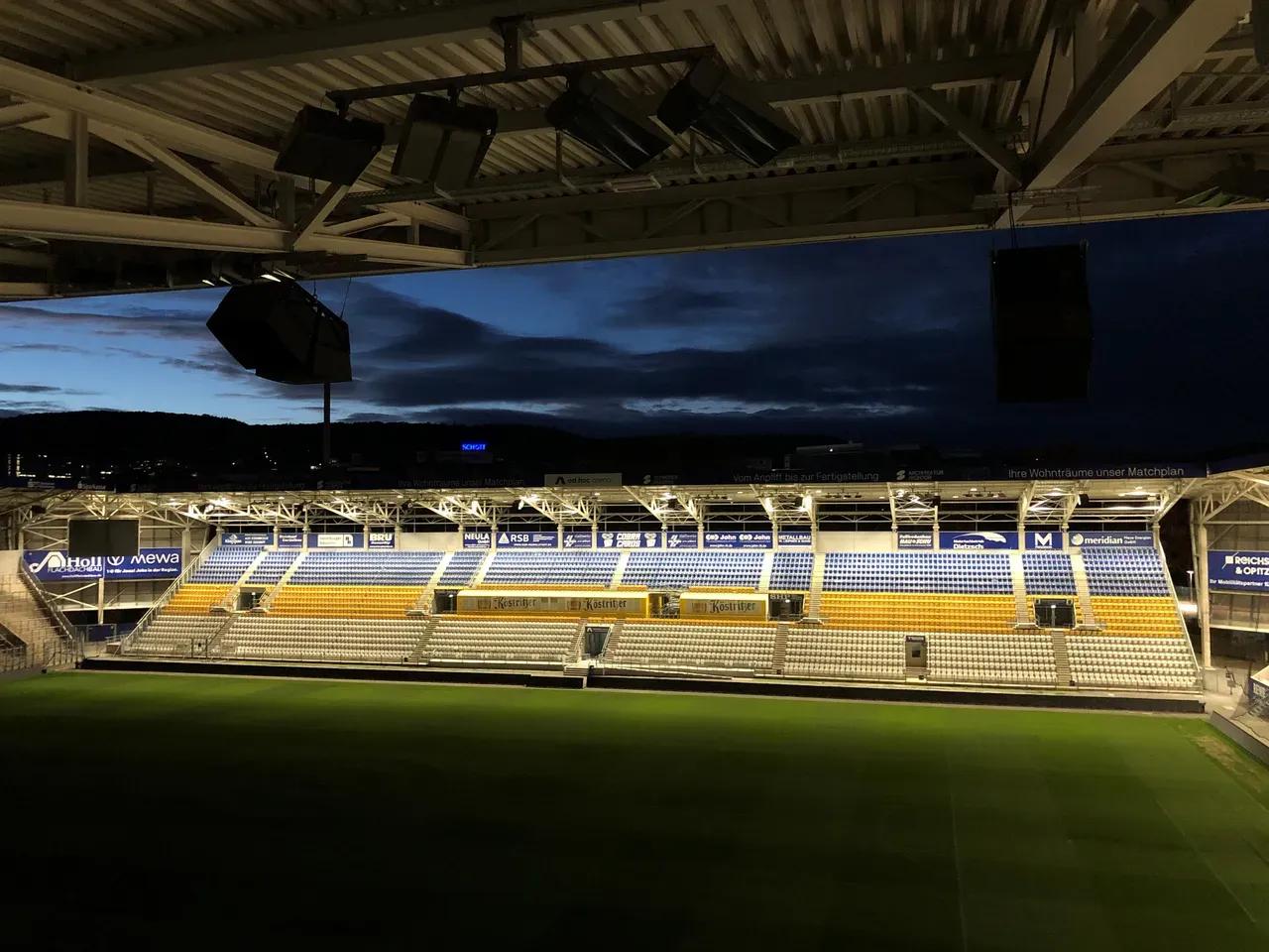 Abendliche Ansicht des beleuchteten Ernst-Abbe-Stadions Jena
