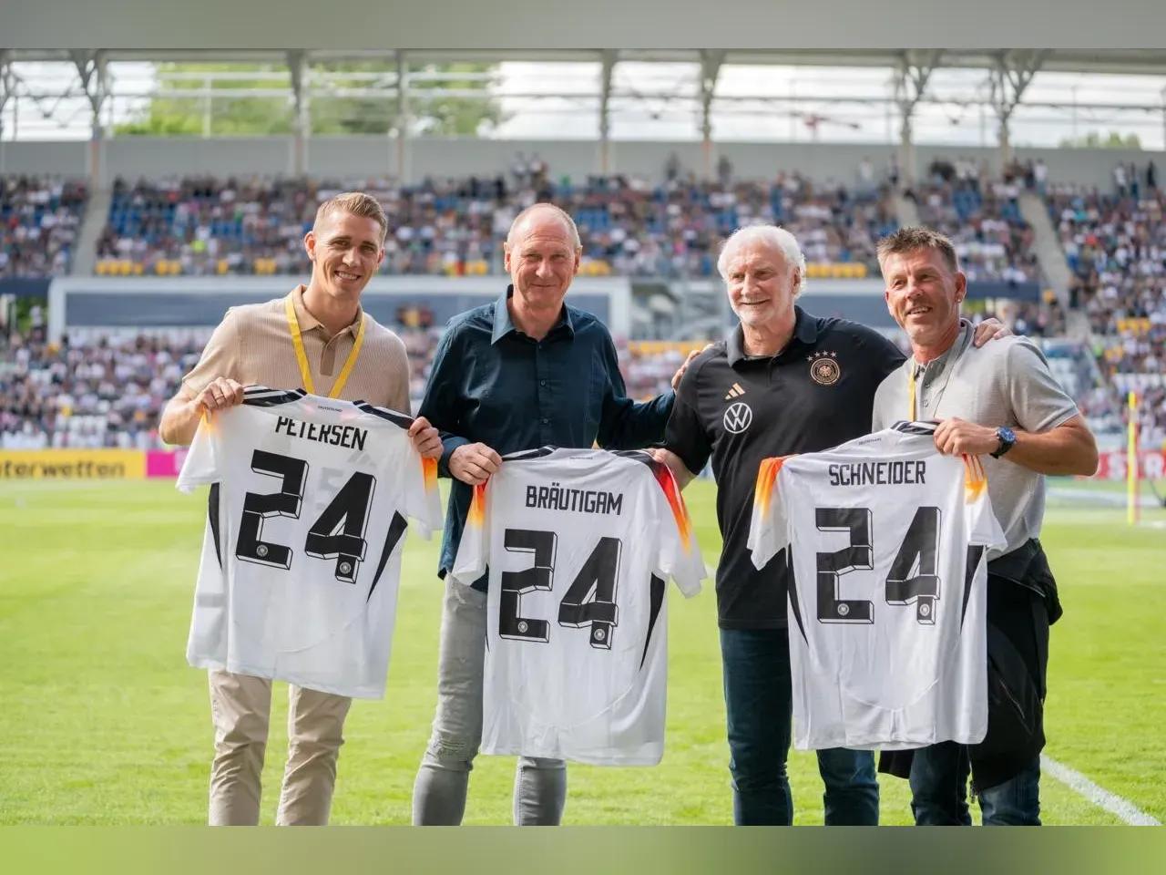 Torhüter mit Trikots im Stadion