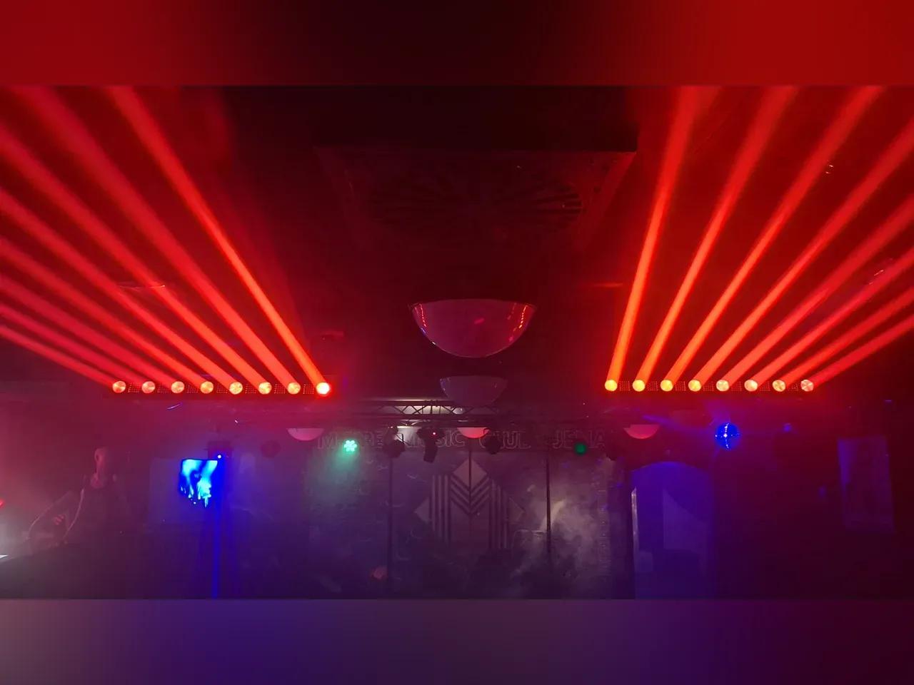M-Pire Music Club beleuchtet mit roten Strahlern