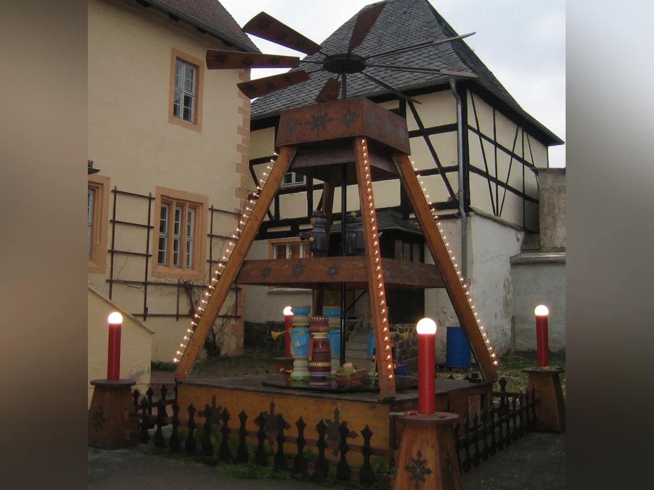 Adventmarkt rund um die Pfarrhofpyramide in Cronschwitz