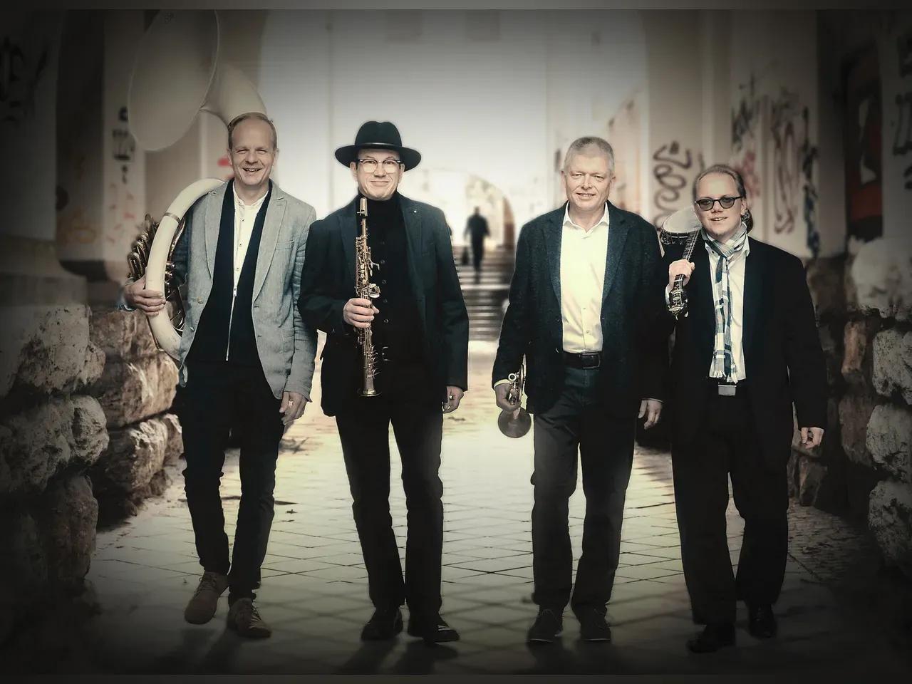 Bandmitglieder der Besen Street Boys mit ihren Instrumenten in einer Gasse