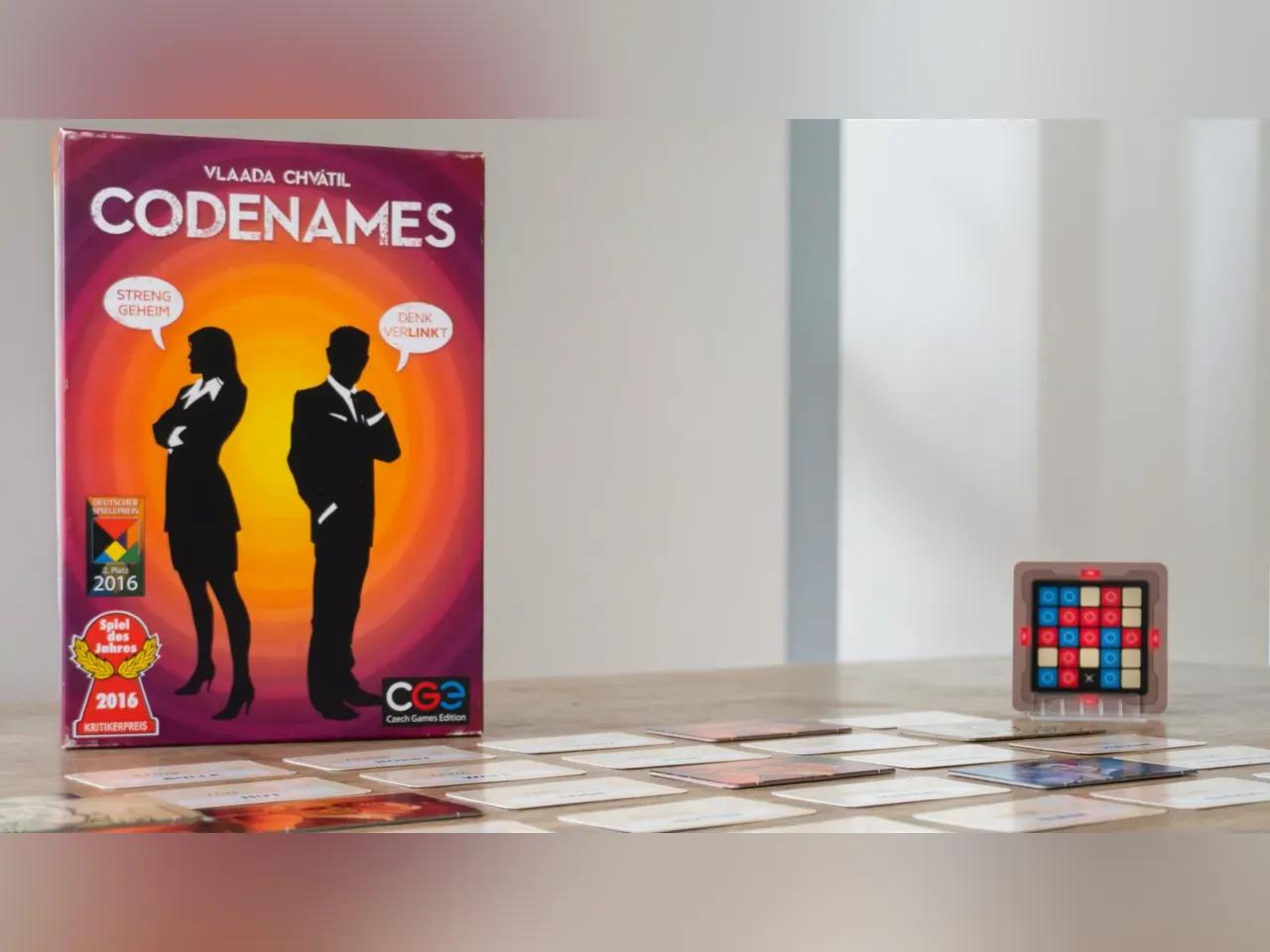 Das Brettspiel Code Names steht aufgebaut auf einem Tisch.