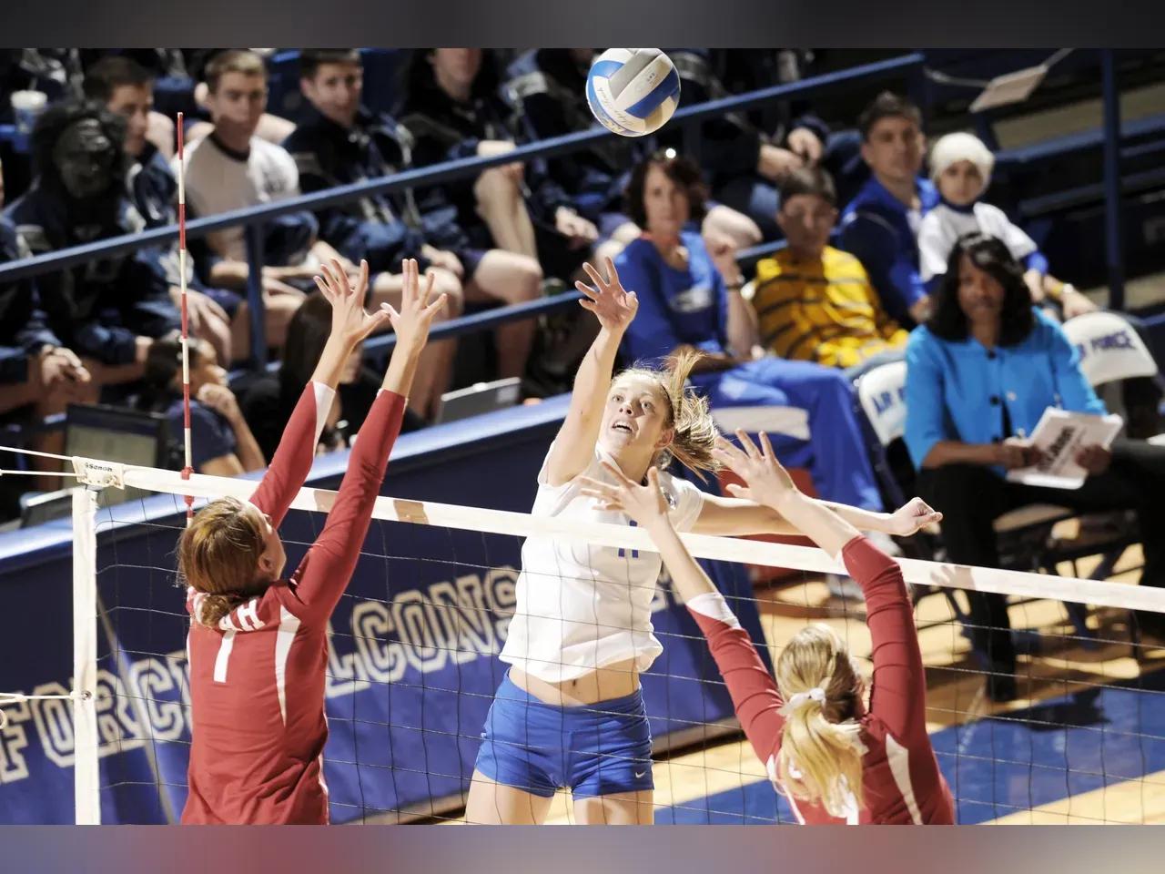 Volleyballspielerinnen am Netz